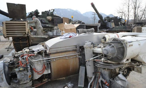 Quan sát lính Mỹ tự bảo trì xe tăng M1A2 Abram