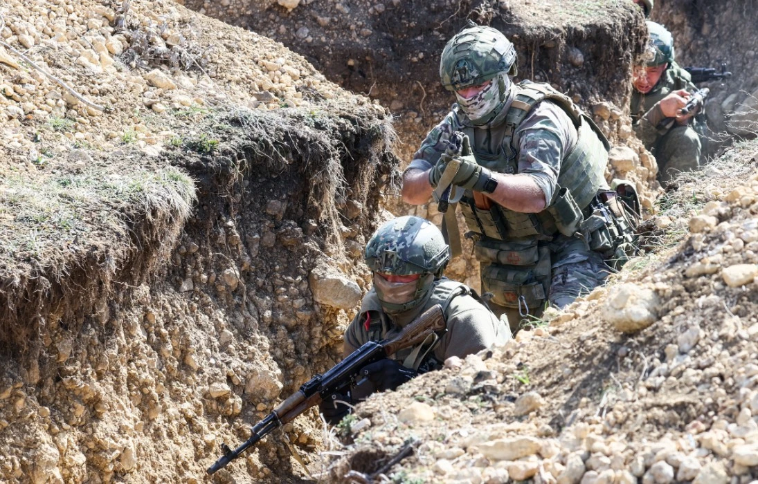 Cải trang lính Nga không thành, quân Ukraine “tự đào hố chôn mình“