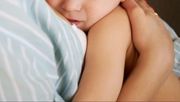 Bé 3 tuổi nhỏ như 7 tháng và 'ngăn kéo thần chết' của mẹ