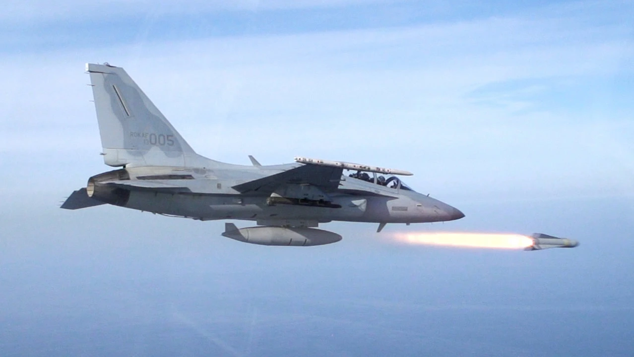 Tiêm kích FA-50 Hàn Quốc không kém F-16, Việt Nam nên mua?