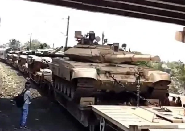 Nóng: Ấn Độ kéo dàn tăng T-90 lên biên giới... Trung Quốc coi chừng