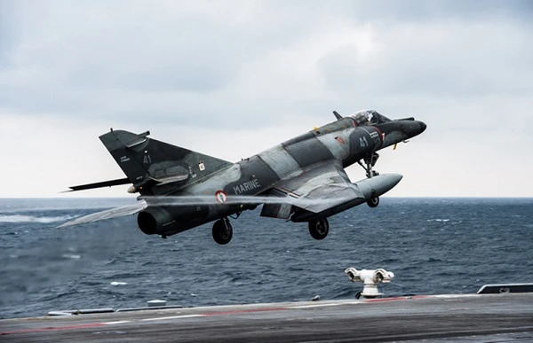 Mục kích chuyến bay cuối cùng của tiêm kích hạm Super Etendard