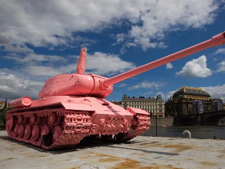 Séc: Thanh niên đem xe tăng và pháo đi đăng kí giấy tờ