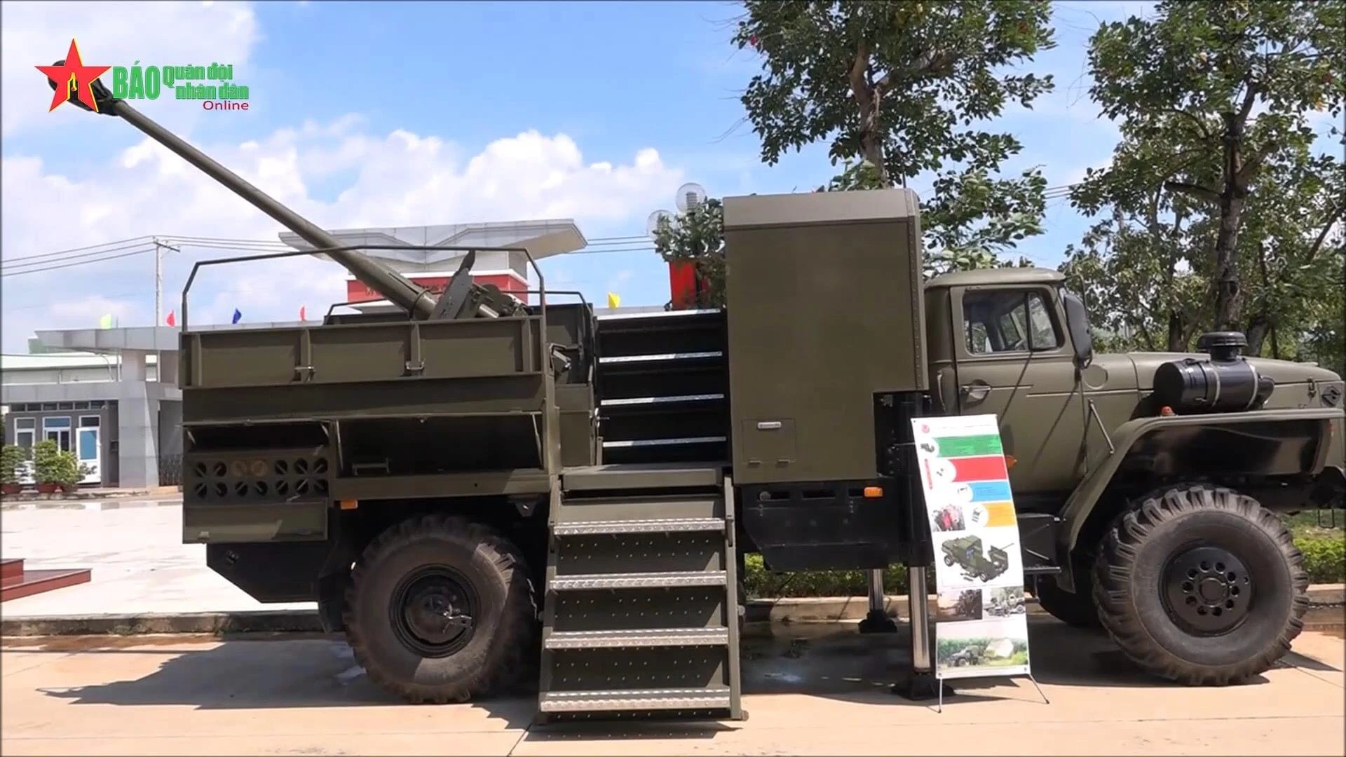 Pháo tự hành bánh lốp PTH85-VN18 Việt Nam tự chế tạo lần đầu lộ diện