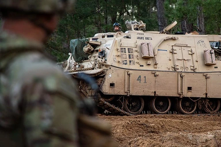 Thiết giáp Mỹ chìm nghỉm dưới lớp bùn 5m chôn vùi 4 binh sĩ