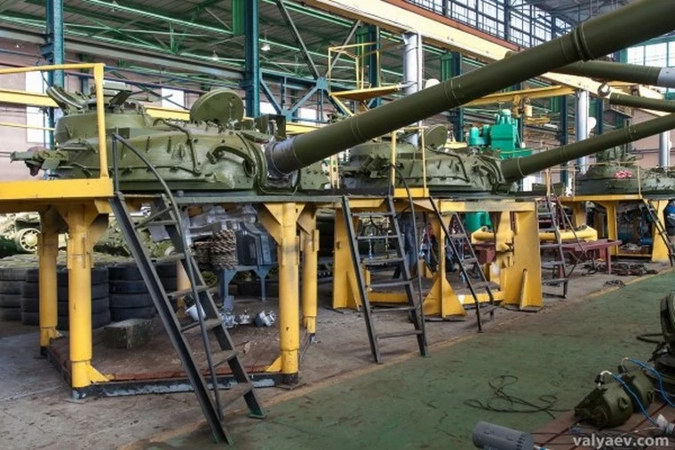 Xe tăng T-80B Nga được sửa chữa thế nào?