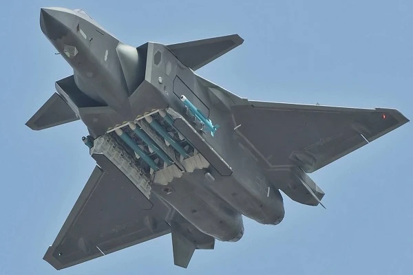 Dự đoán "cái kết buồn" khi tiêm kích F-22 Mỹ chạm trán J-20 Trung Quốc