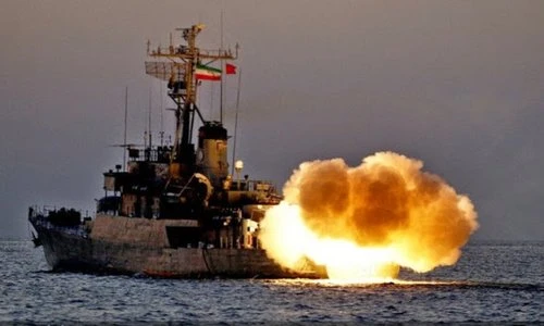 Hải quân Iran phóng tên lửa ồ ạt trên biển