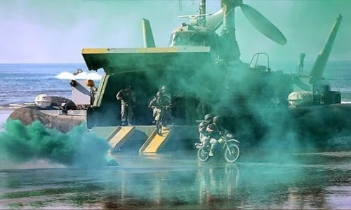 Mục kích tàu đệm khí “nhả” thủy quân lục chiến Iran
