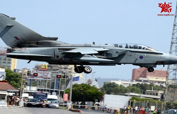 Kỳ cục chiến đấu cơ Anh phải xin đường...khi cất cánh