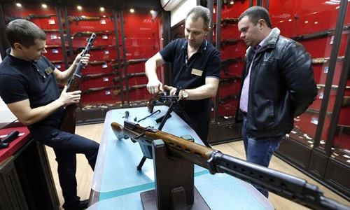 Dạo quanh cửa hàng bán súng tại Nga