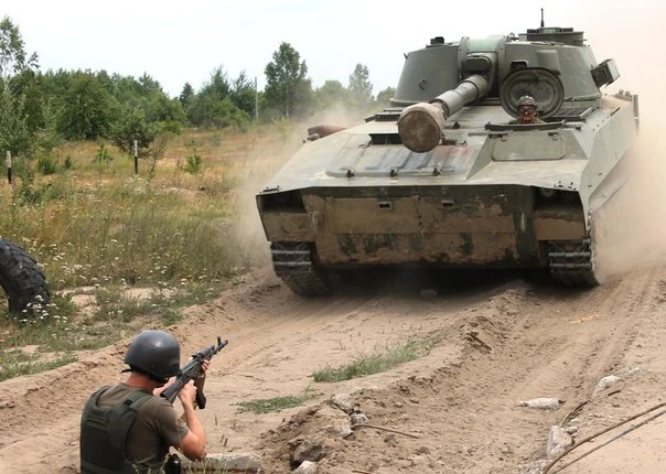 Lính Ukraine tập đào hào phục kích diệt pháo tự hành