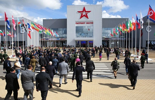 Dạo vòng đầu triển lãm vũ khí tối tân Army 2016 Nga