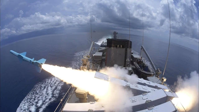 Hoành tráng tàu chiến Thái Lan bắn tên lửa trước mũi tàu sân bay