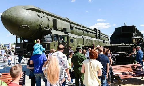 Dân Nga khoái chí lái xe phóng tên lửa đạn đạo Topol-M