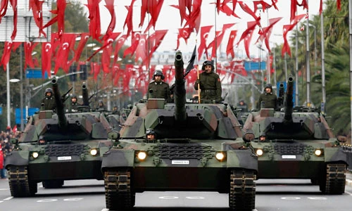 Quân đội Thổ Nhĩ Kỳ duyệt binh lớn “cảnh cáo IS“