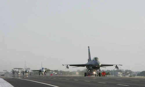 Ngoạn mục máy bay Đài Loan cất hạ cánh trên cao tốc