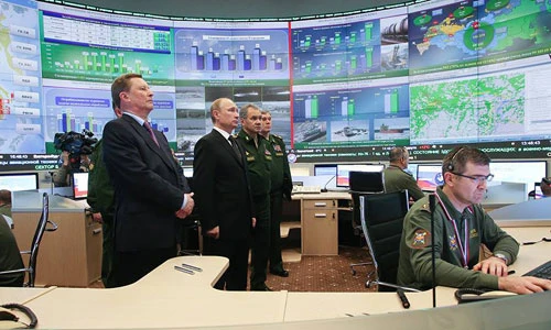 Theo chân TT Putin vào trung tâm chỉ huy quốc phòng Nga