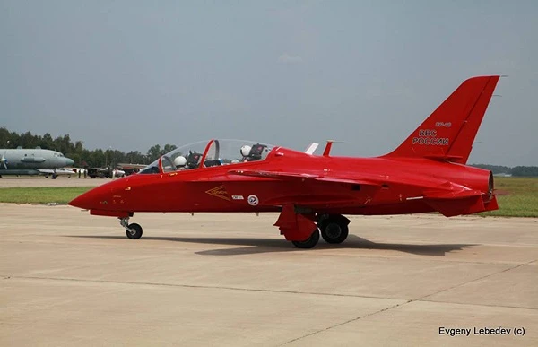 Mãn nhãn máy bay cánh ngược đỏ rực của Nga