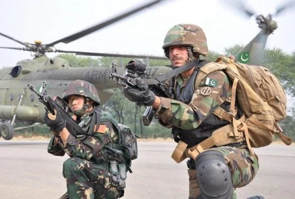 Ấn Độ lưỡng đầu thọ địch khi Pakistan triển khai UAV vũ trang đến Kashmir