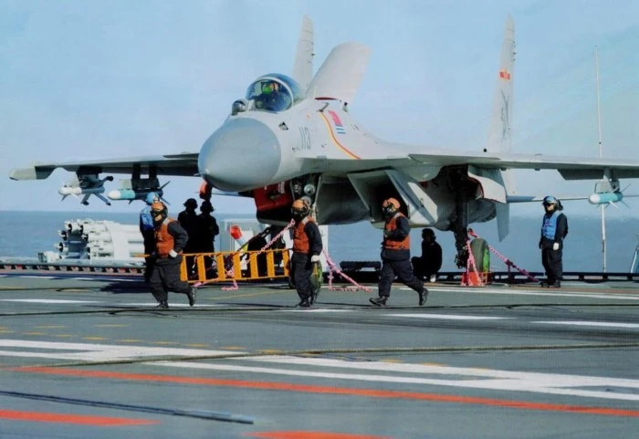 TQ thao dượt J-15 và Z-9 trên tàu sân bay Liêu Ninh