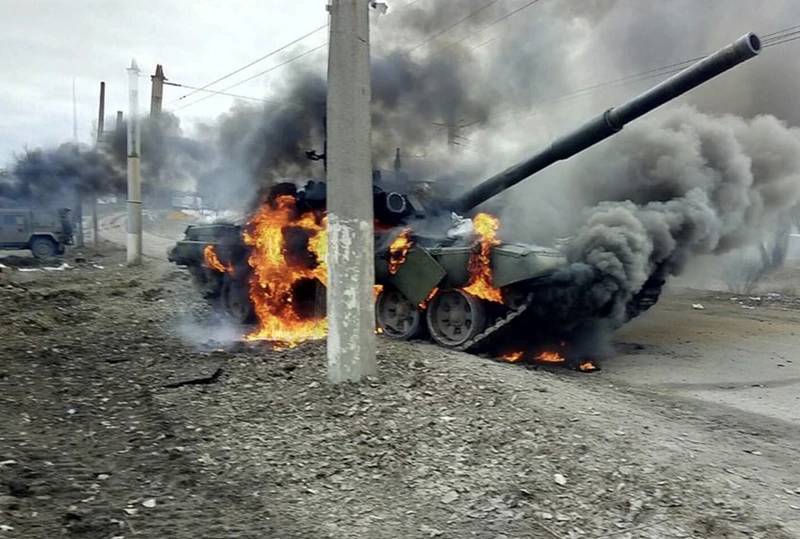 Xe tăng T-90 Nga gặp “khắc tinh” trên đường phố Kharkiv