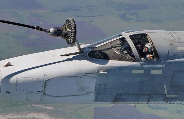 Cận cảnh cặp Su-24M tập cách “bú sữa” từ “mẹ” Il-78