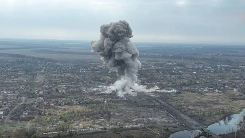 Nga thả siêu bom 3 tấn “san phẳng” điểm tập kết lính Ukraine