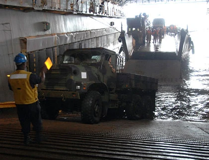 Bên trong siêu tàu đổ bộ USS Oak Hill Mỹ có gì đặc biệt? (2)