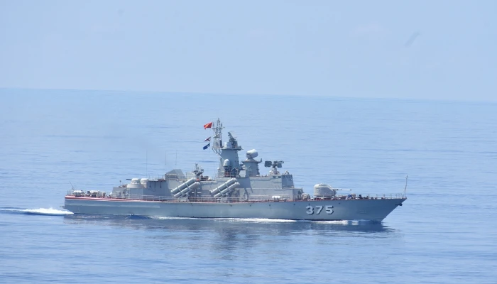 Mục kích tàu chiến Việt Nam “diễu võ” cùng khu trục hạm Ấn Độ