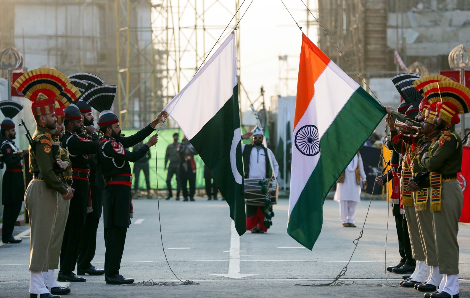 Ấn Độ vào thế "lưỡng đầu thọ địch", Kashmir như bom nổ chậm