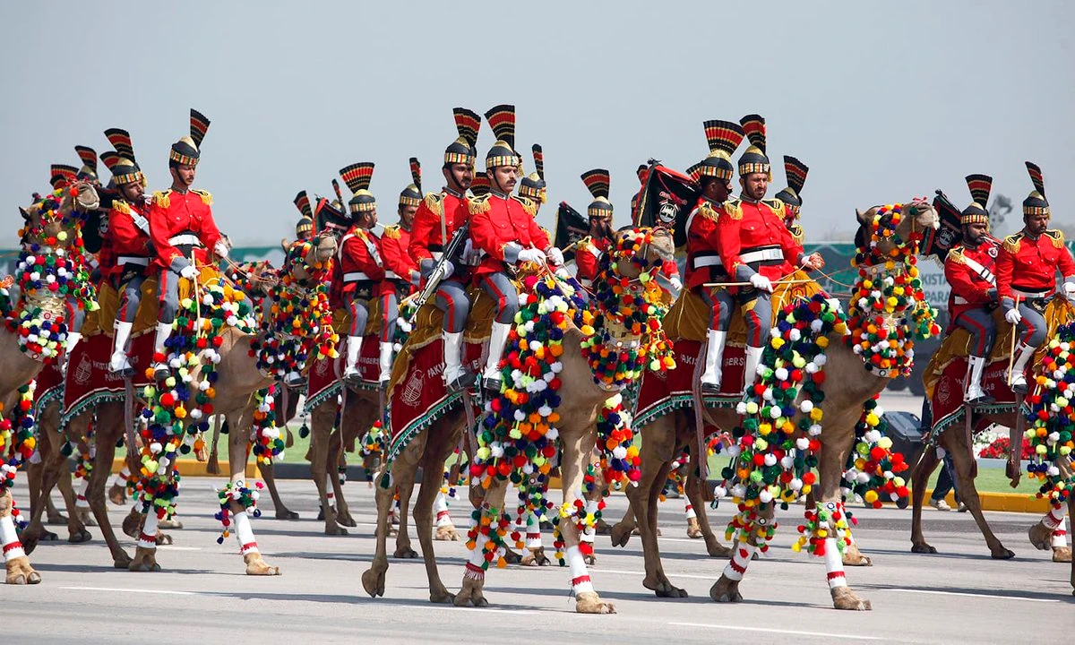 Pakistan duyệt binh hoành tráng với loạt vũ khí Trung Quốc “khủng”