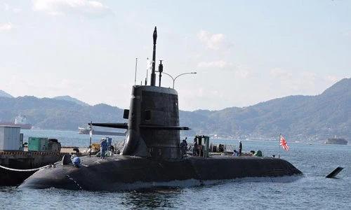 Xem người Nhật sửa "áo tàng hình" tàu ngầm Soryu