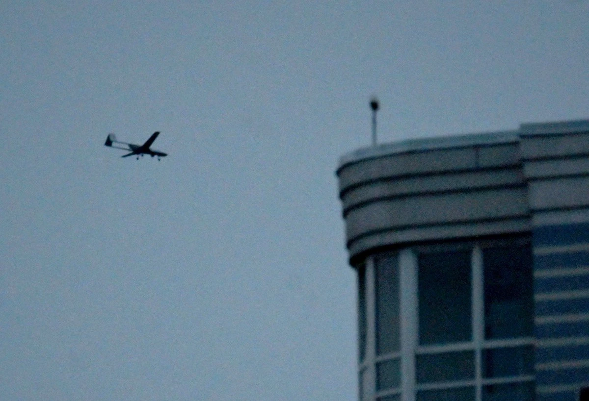 Ukraine ồ ạt tập kích quy mô lớn, hàng không Nga gián đoạn