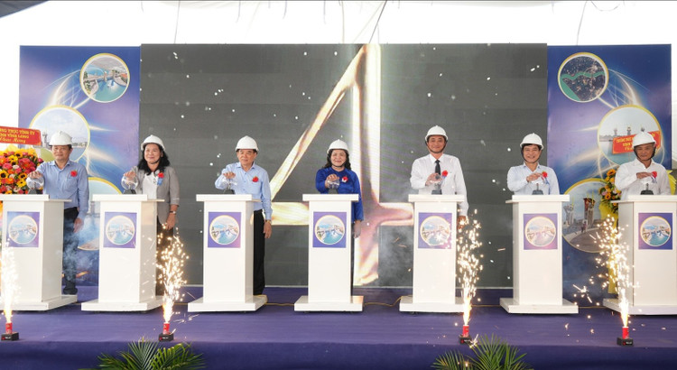 Đại biểu tham dự thực hiện nghi thức bấm nút khánh thành Dự án hạ tầng thiết yếu hỗ trợ phát triển vùng cây ăn trái, hoa kiểng khu vực Mỏ Cày Bắc và Chợ Lách 111-8996.jpg