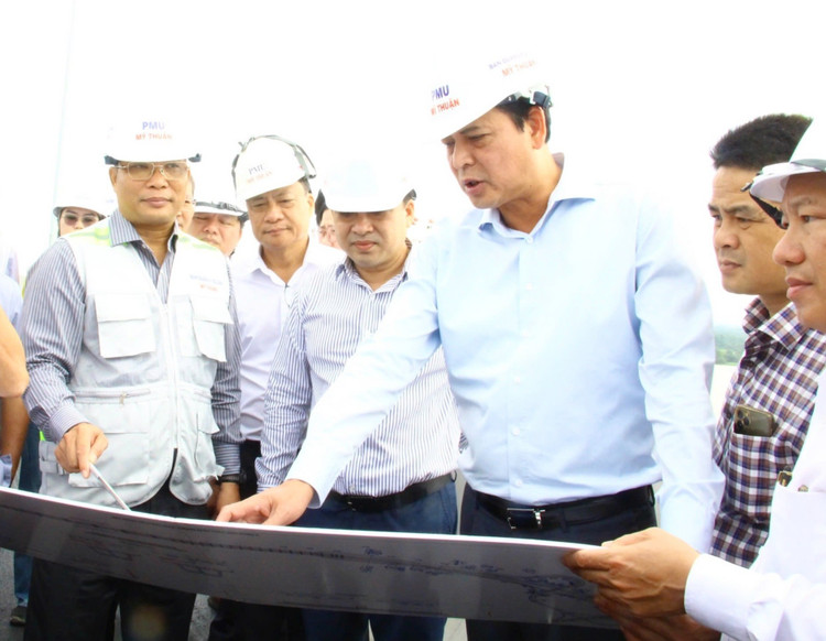 Thứ trưởng Xây dựng Bùi Xuân Dũng cùng Phó Chủ tịch UBND tỉnh Đồng Nai Hồ Văn Hà kiểm tra tiến độ công trường thi công dự án đường Vành đai 3-TP HCM. 33.jpg