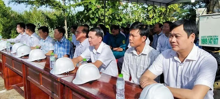 Đại biểu tham dự Lễ khởi công dự án nâng cấp tuyến đường dẫn vào Khu căn cứ Tỉnh ủy Bạc Liêu (nay thuộc tỉnh Cà Mau) 2.jpg