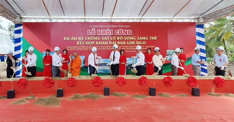 Lãnh đạo tỉnh và đại biểu thực hiện nghi thức động thổ khởi công dự án. 1.jpg