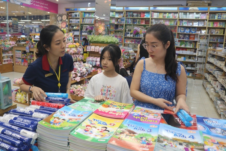 Phụ huynh, học sinh chọn mua sách giáo khoa (Ảnh minh họa) 3333.jpg