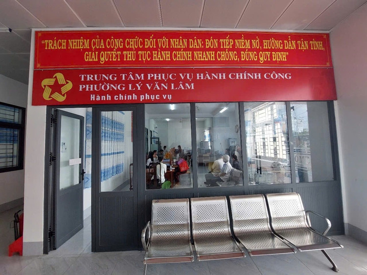 Kể từ ngày 15/8, Trung tâm Phục vụ hành chính công phường Lý Văm Lâm sẽ áp dụng thực hiện thủ tục hành chính không phụ thuộc vào địa giới hành chính trong phạm vi tỉnh Cà Mau. trung-tam-phuc-vu-hanh-chinh-cong-phuong-ly-van-lam.jpg