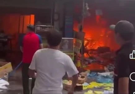 'Biển lửa' bao trùm cửa hàng đồ nhựa ở TP HCM