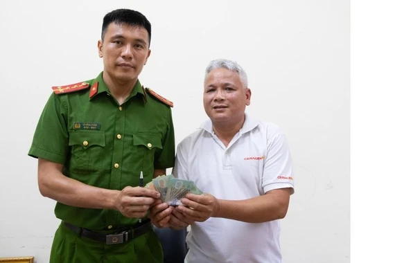 Bí thư Chi bộ thôn trao trả 8 triệu đồng cho người đánh rơi