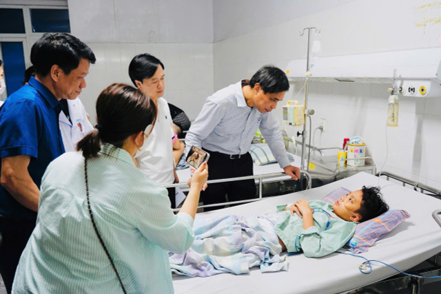 Thăm hỏi các nạn nhân trong vụ lật tàu - Ảnh Sở Y tế cung cấp qn-4.jpg