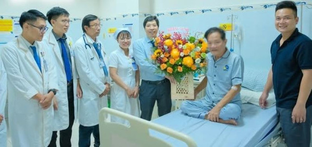 Các bác sĩ bệnh viện chúc mừng bệnh nhân - Ảnh BVCC 504120052-1205258618059763-6922839463619806755-n.jpg