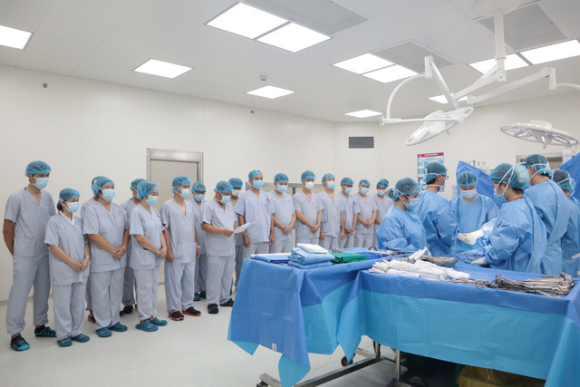 Phút mặc niệm tri ân người hiến tạng - Ảnh BVCC hien-tang-51.jpg