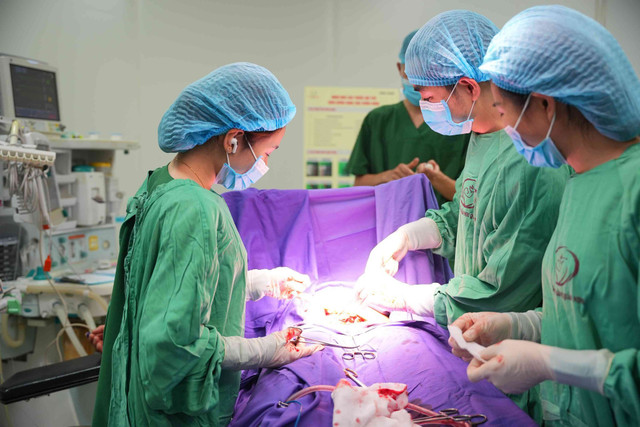 Ê-kíp phẫu thuật lấy thai khẩn cấp cho sản phụ - Ảnh BVCC thai-nhi-tien-san-giat.jpg