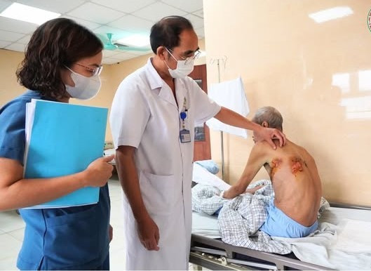 Bác sĩ thăm khám cho người bệnh - Ảnh BVCC zona-bien1-5385.jpg