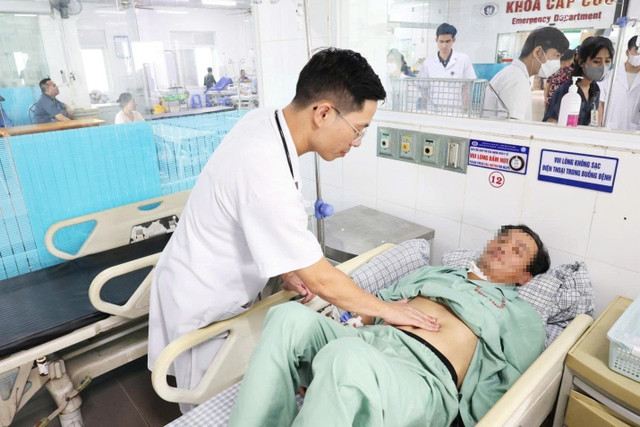 Bác sĩ Hà Thế Linh thăm khám người bệnh N.V.C - Ảnh BVCC viem-tuy.jpg