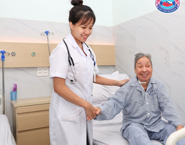 Thăm khám cho bệnh nhân sau can thiệp - Ảnh BVCC an-cap-mau-3.png