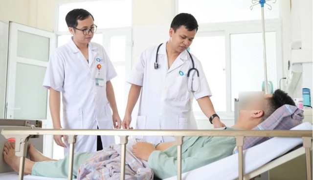 TS.BS Nguyễn Văn Hiệp, BSCKI Nguyễn Hữu Ứng - Khoa Ung bướu 2, Bệnh viện Bãi Cháy thăm khám cho bệnh nhân sau phẫu thuật - Ảnh BVCC u-tt-kl.jpg